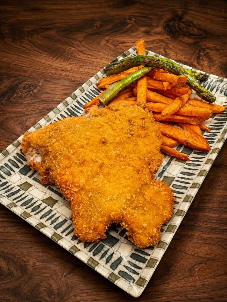 Escalope empanado con boniato frito y espárragos