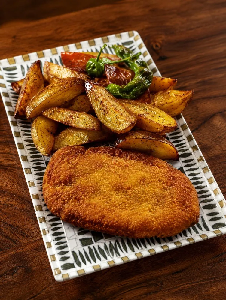 Escalope empanado con patatas y pimientos de Padrón