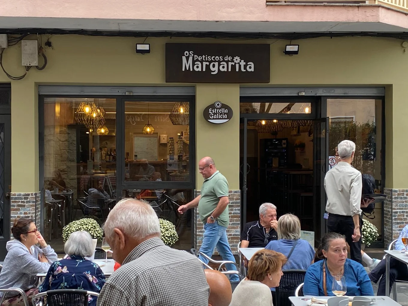 Terraza llena de Os Petiscos de Margarita