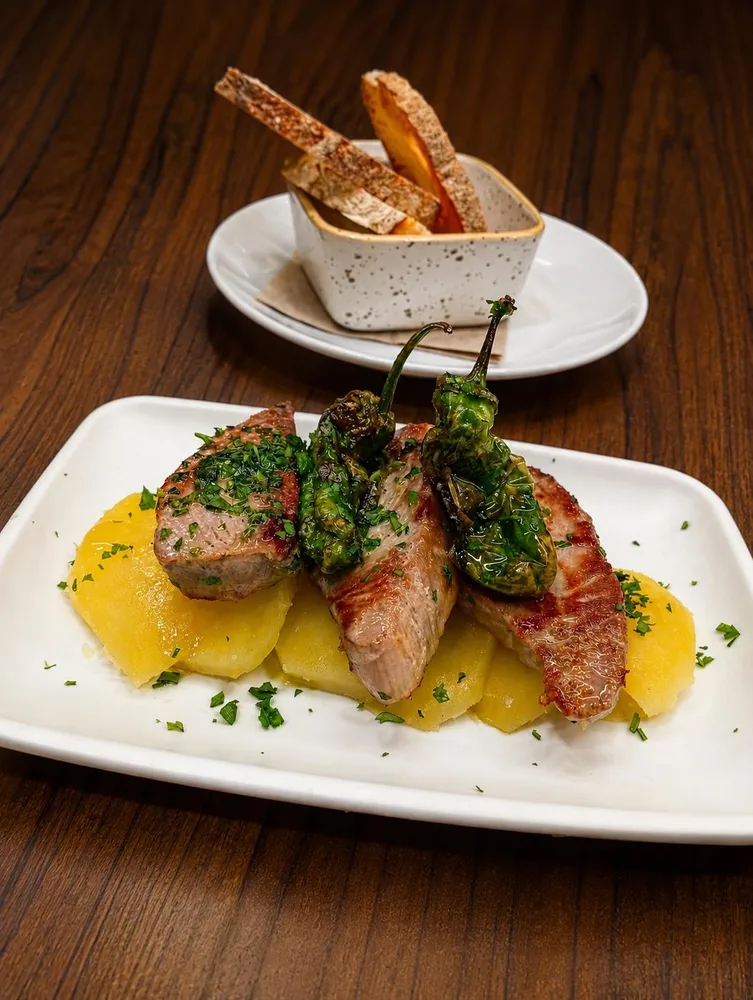 Presa ibérica con pimientos de Padrón