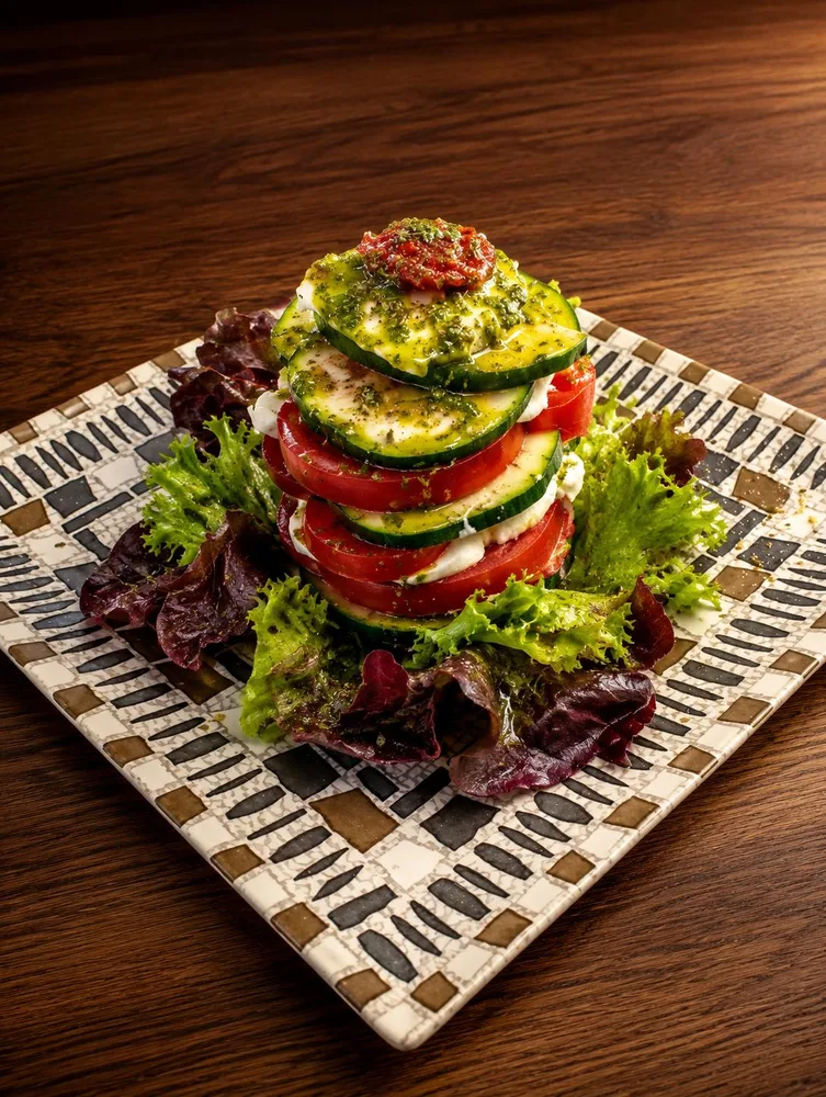 Torre de tomate, mozzarella y calabacín