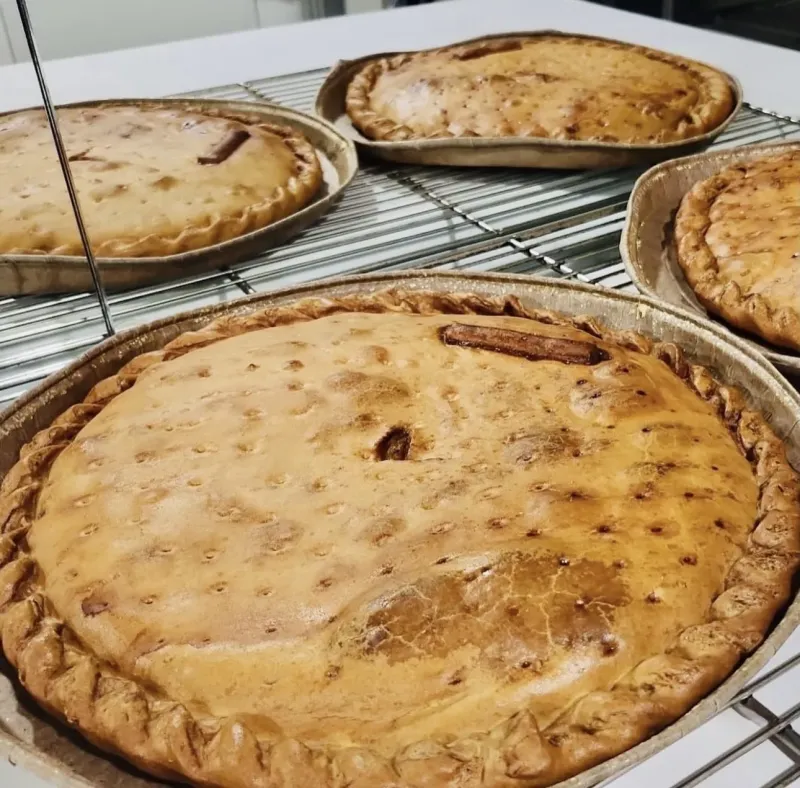 Empanadas gallegas artesanas recién horneadas en San Yago