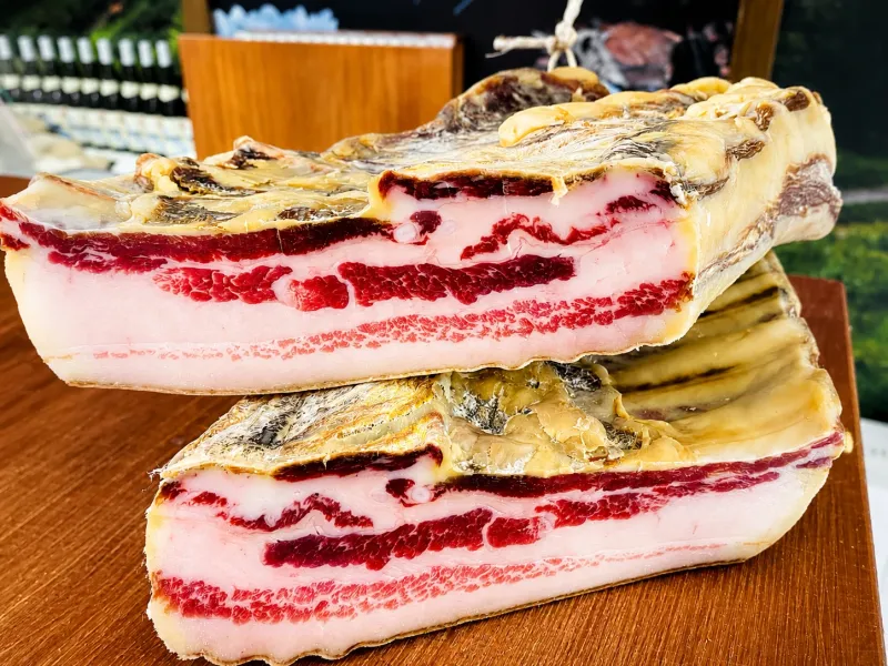 Tocino curado gallego cortado en corte transversal